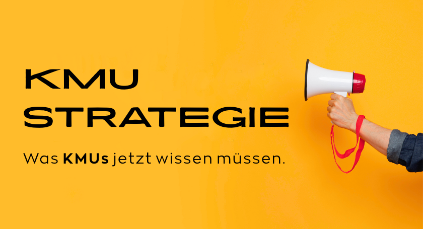 KMU Strategie Schwarzer Text (KMU Strategie) auf gelbem HIntergrund, von rechts ein Arm mit Megafon in der Hand haltend herein ragend