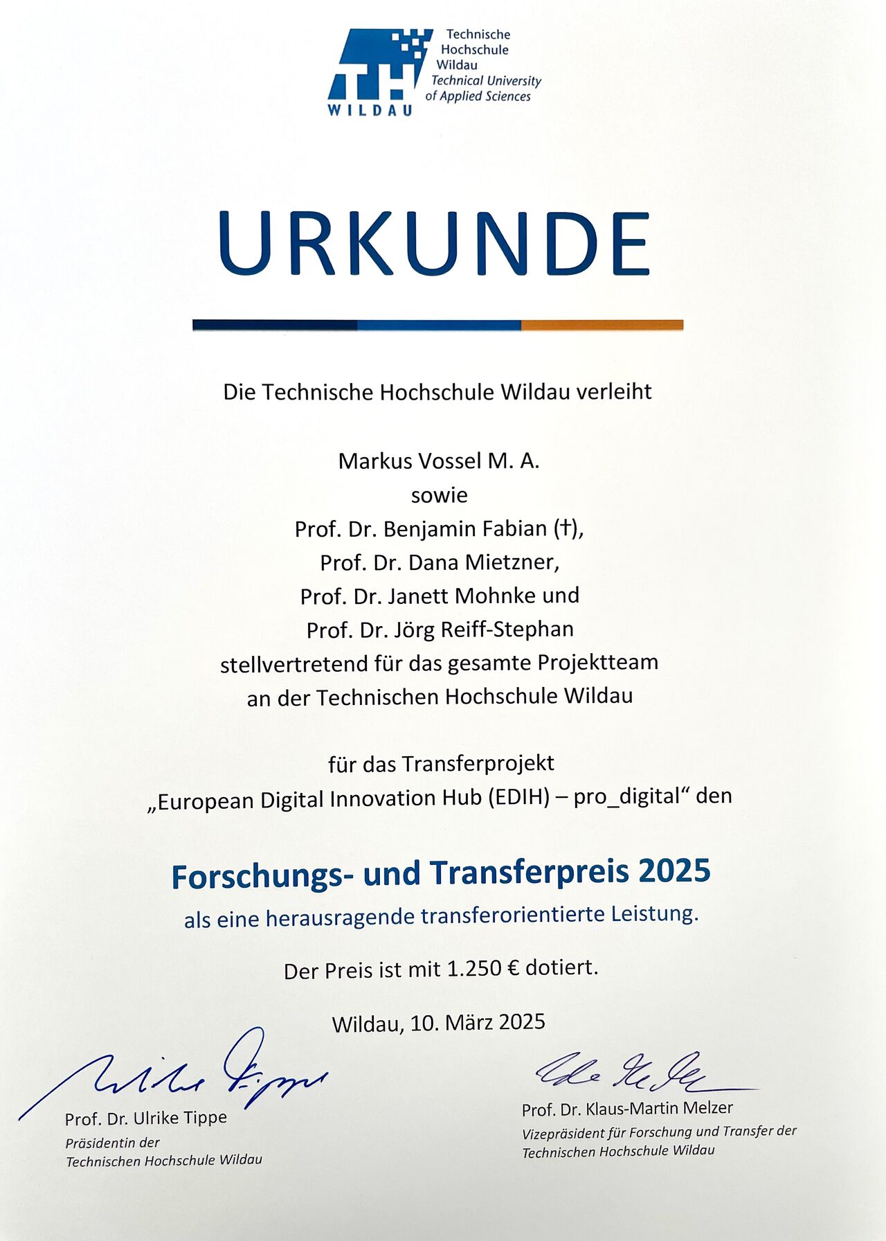 Urkunde des Innovations- und Transferpreises, weißer Untergrund, schwarze und blaue Schrift mit orangenen Akzenten