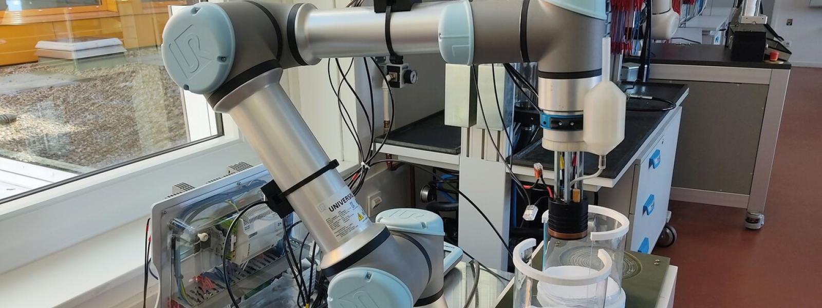 Ein Roboter UR in einer Laborumgebung