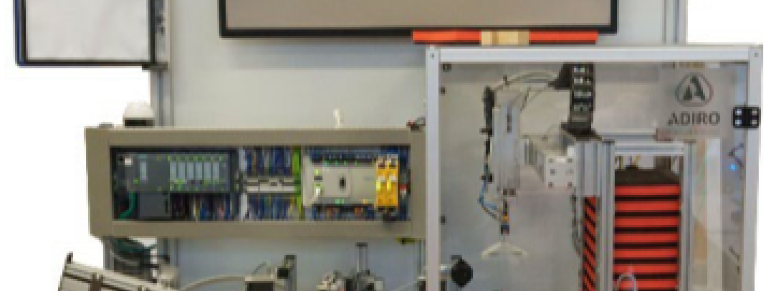 Ein Arbeitstisch, darauf steht ein komplexer automatisierungstechnischer Laboraufbau 