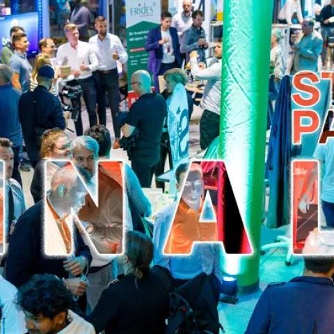 Bild in eine Messehalle mit vielen Personen - STAR*PARADE 2026 Finale als Schriftzug über dem Bild