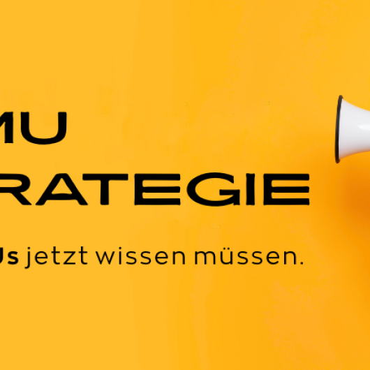 Schwarzer Text (KMU Strategie) auf gelbem HIntergrund, von rechts ein Arm mit Megafon in der Hand haltend herein ragend