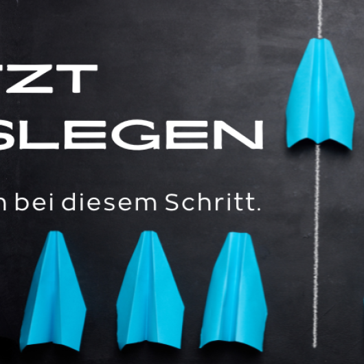 Weißer Text (Jetzt loslegen) auf schwarzem Hintergrund, unten blaue Papierflieger sowie rechts neben dem Text