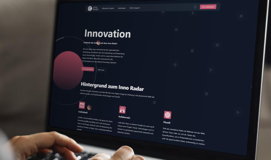 Inno:Radar Inno:Radar Mockup an einem Laptop mit Händen auf der Tastatur im Vordergrund