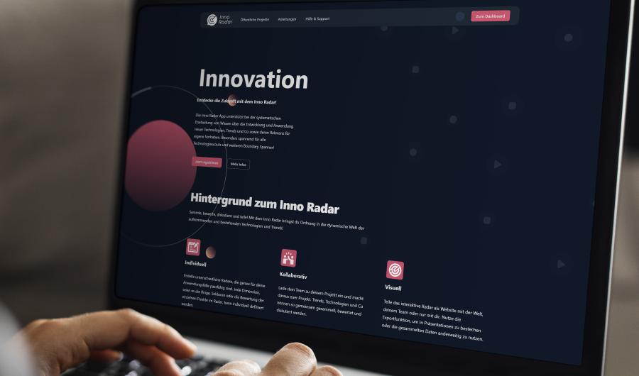 Inno:Radar Mockup an einem Laptop mit Händen auf der Tastatur im Vordergrund