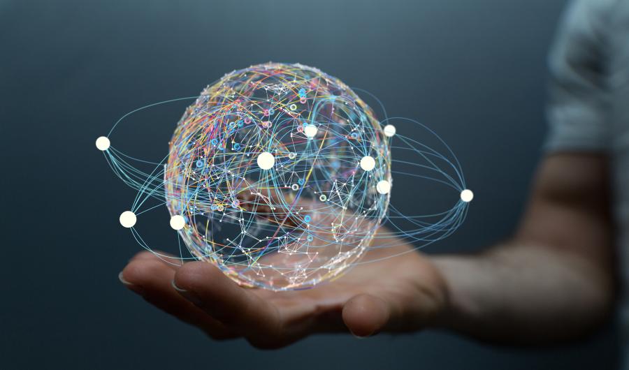 Digitale Kollage - Datenball schwebt über einer ausgestreckten Hand