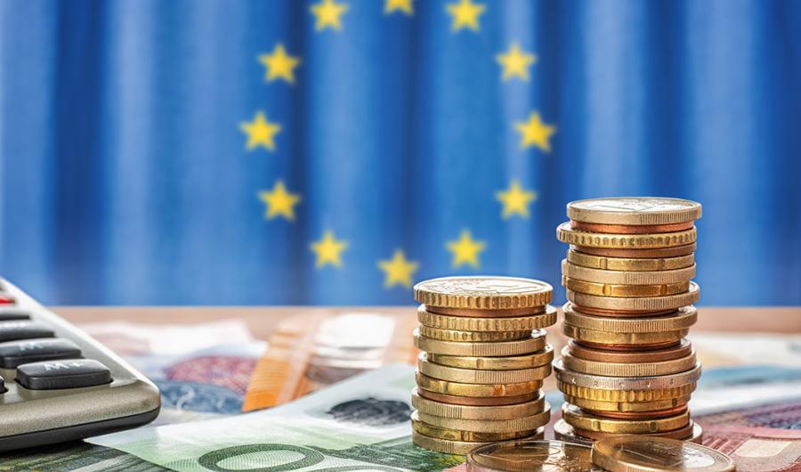 Münzentürme vor EU Flagge