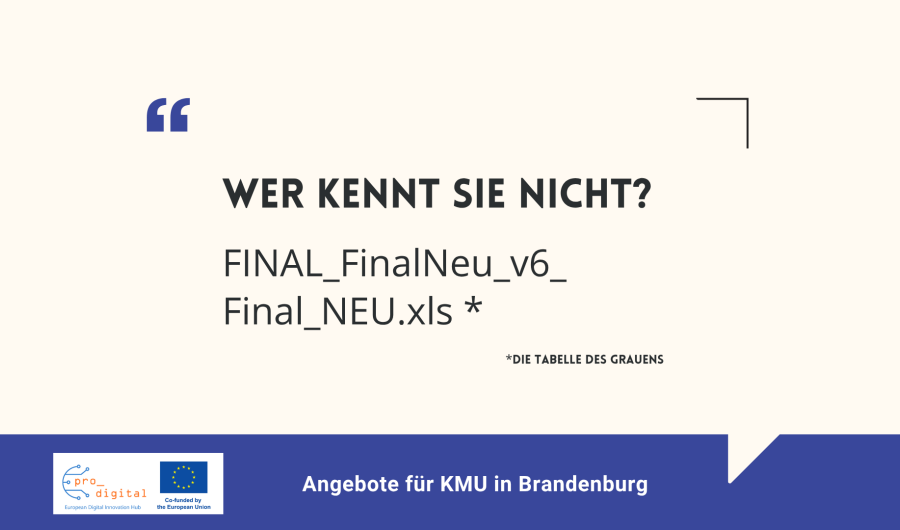 Schwarzer Text vor hellem Hintergrund, unten blauer Streifen mit weißem Text