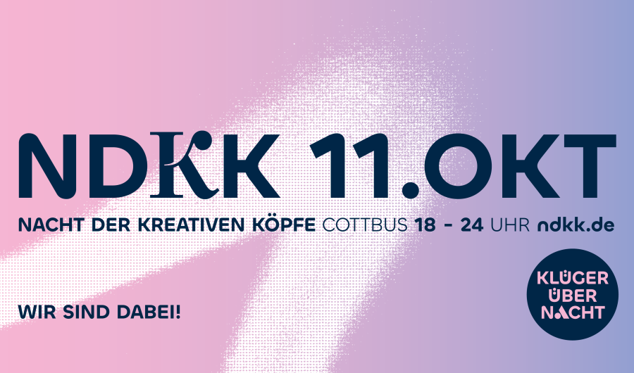 Flyer für die Nacht der kreativen Köpfe am 11. Oktober in Cottbus, Hintergrund mit Farbverlauf von rosa nach fliederfarben, dunkelblaue Schrift mit den Veranstaltungsdaten und "Wir sind dabei!"