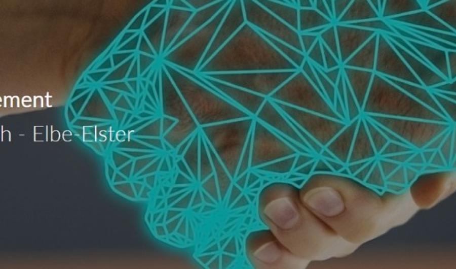 Eine Hand hält ein digitales Netz+ Titel der Veranstaltung