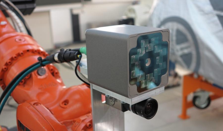 Industrielle Kamera an einem Industrieroboter befestigt