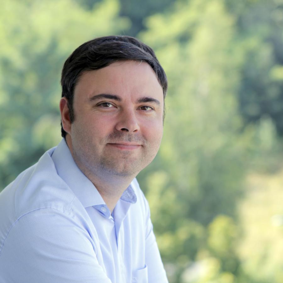 Portrait von Mann mittleren Alters mit Natur im Hintergrund