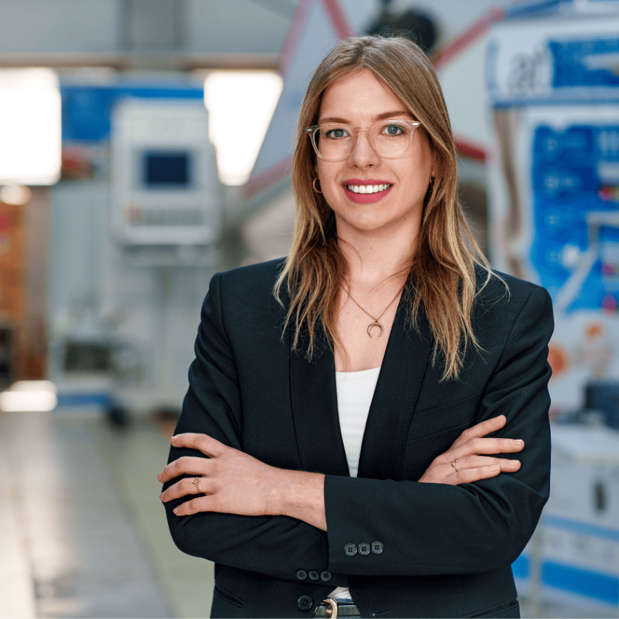 Henrike Homeyer Portrait von junger Frau in Fabrikhalle