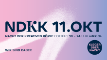 Flyer für die Nacht der kreativen Köpfe am 11. Oktober in Cottbus, Hintergrund mit Farbverlauf von rosa nach fliederfarben, dunkelblaue Schrift mit den Veranstaltungsdaten und "Wir sind dabei!"