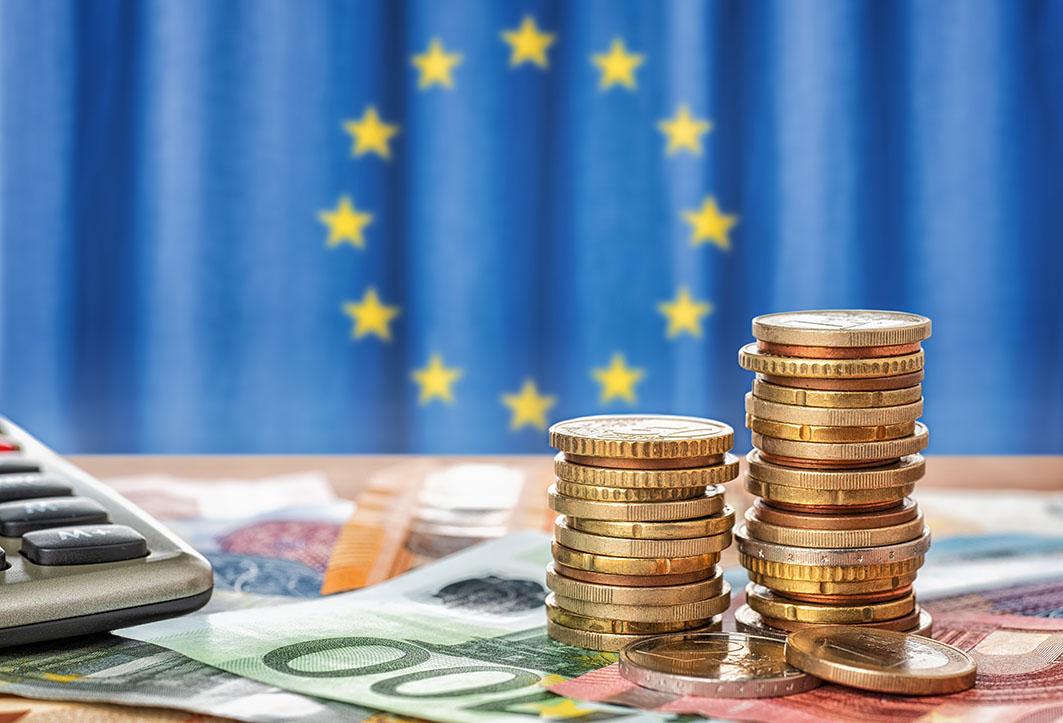 Münzentürme vor EU Flagge
