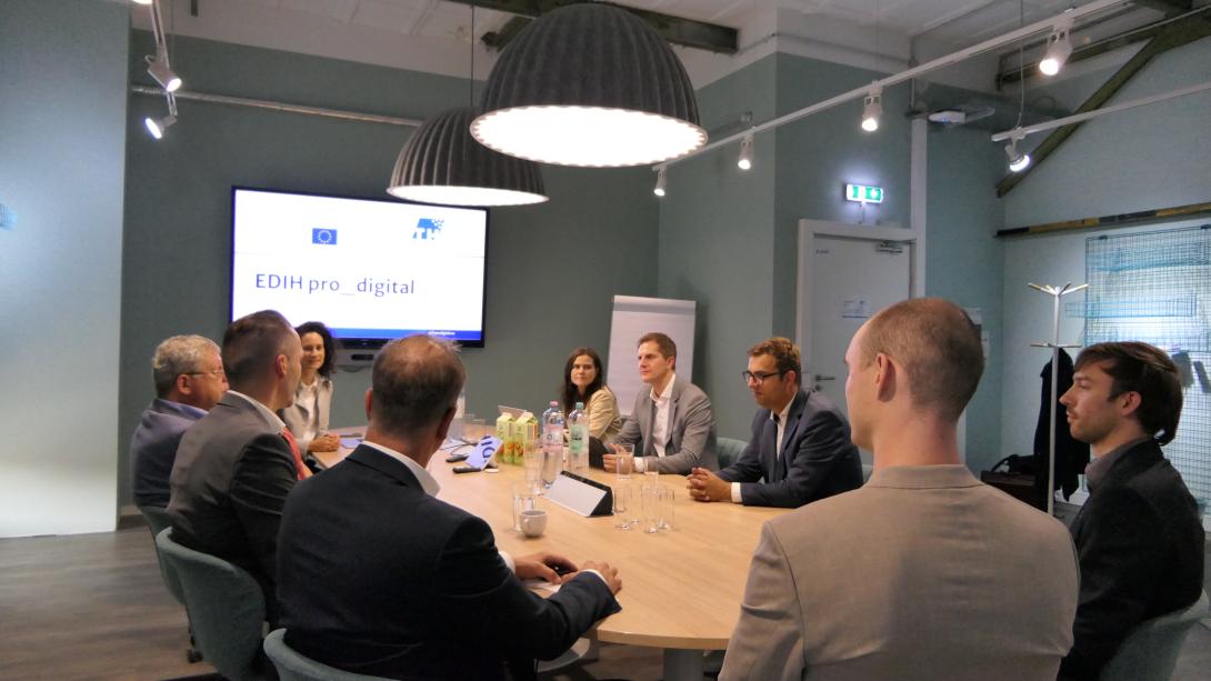 Digital- und Justizminister Dr. Benjamin Grimm besucht EDIH pro_digital an der TH Wildau